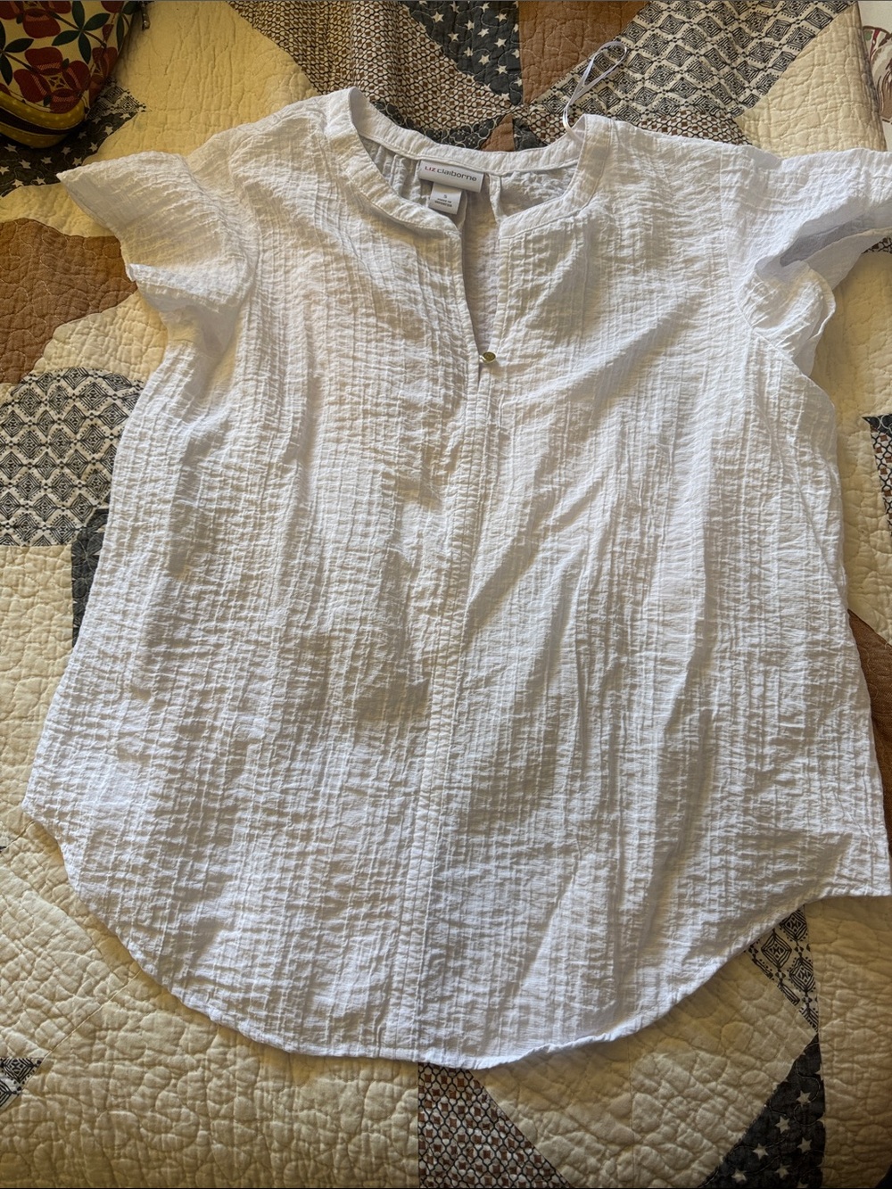 Liz Claiborne White Crinkle Short-Sleeve Split-Neck Top